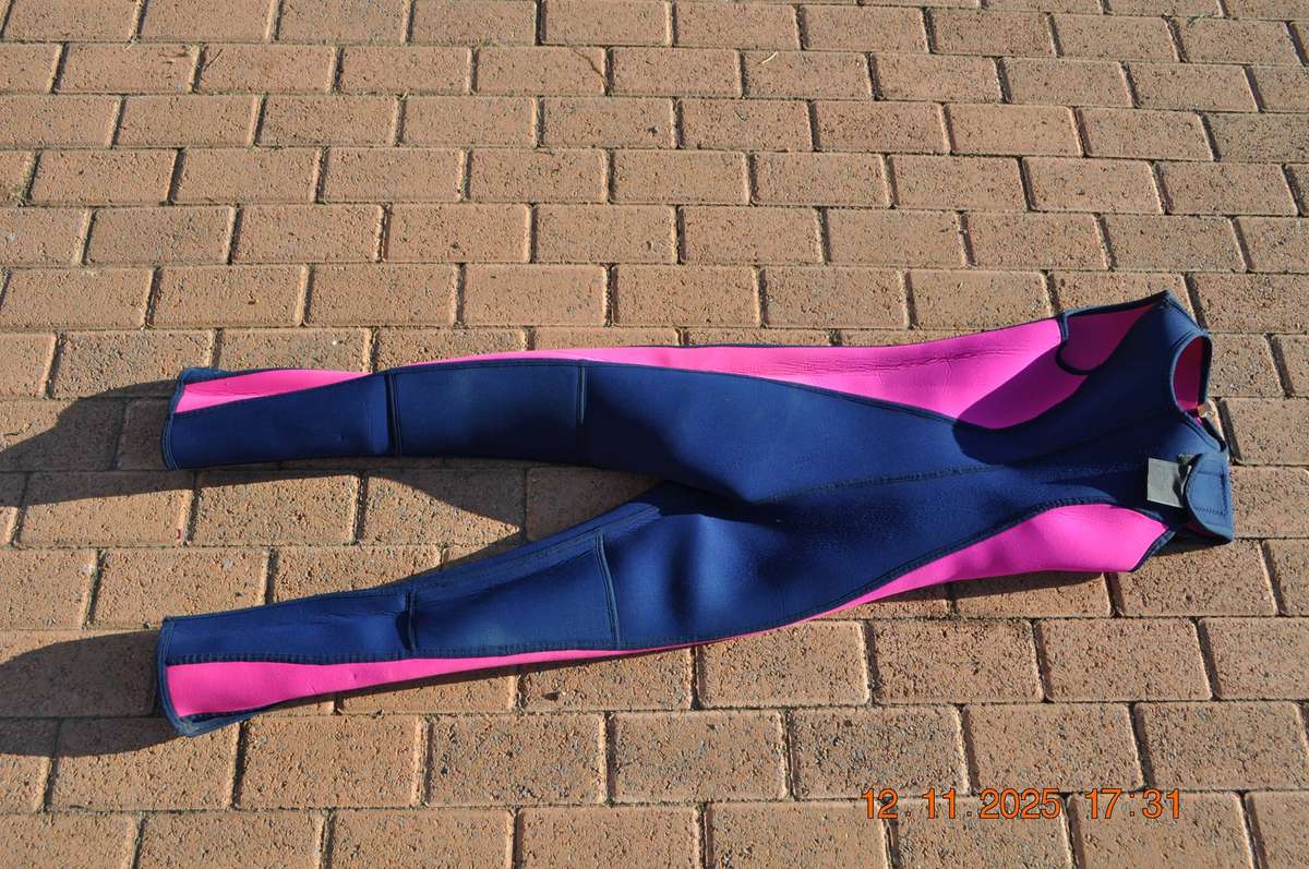 Farmer John Wetsuit Size Medium (5mm)