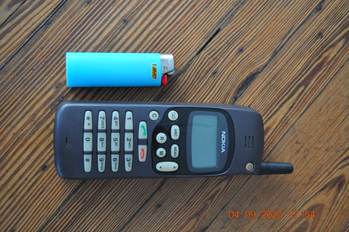 Vintage 1990s Nokia 1610 Cell phone (as is)