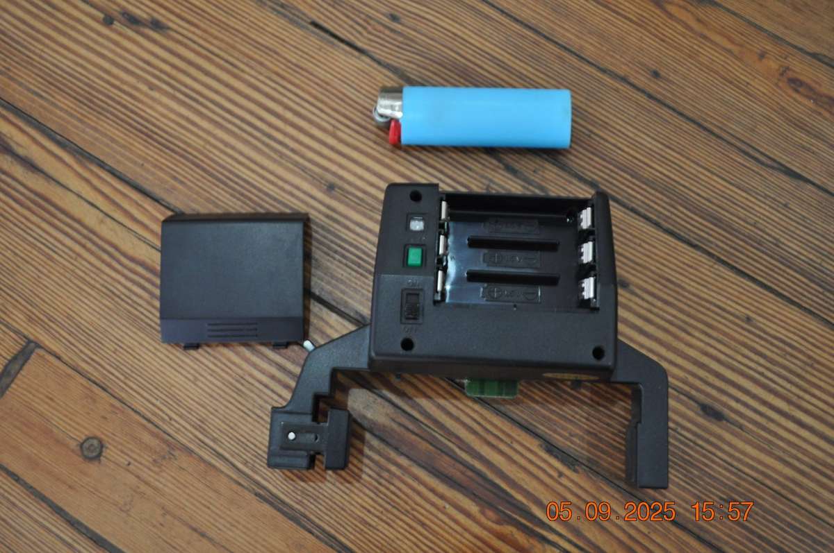 Vintage Toshiba P-25 Flash For Polaroid Land Camera