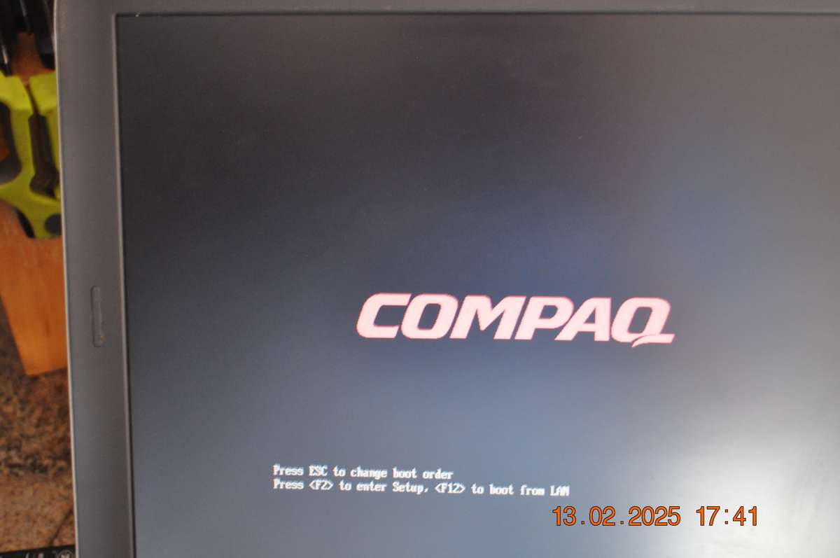 Retro Pentium 4 Compaq Laptop