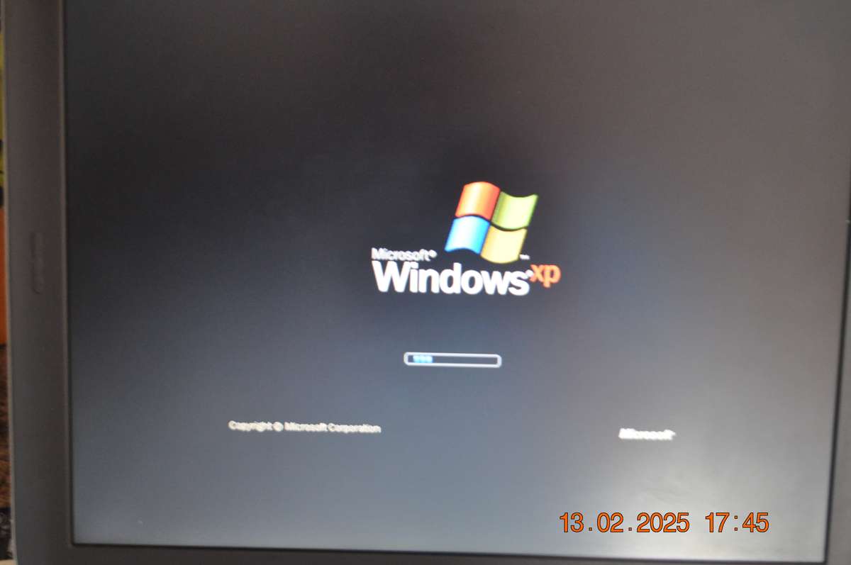 Retro Pentium 4 Compaq Laptop