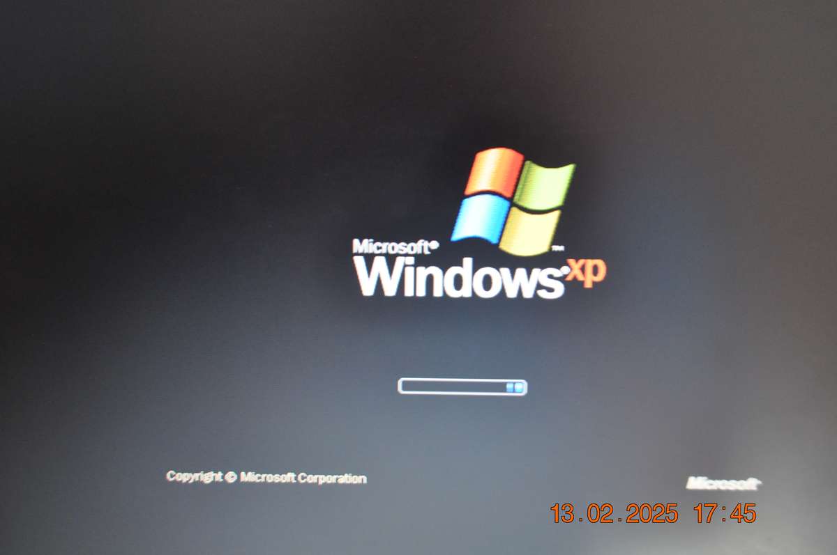 Retro Pentium 4 Compaq Laptop