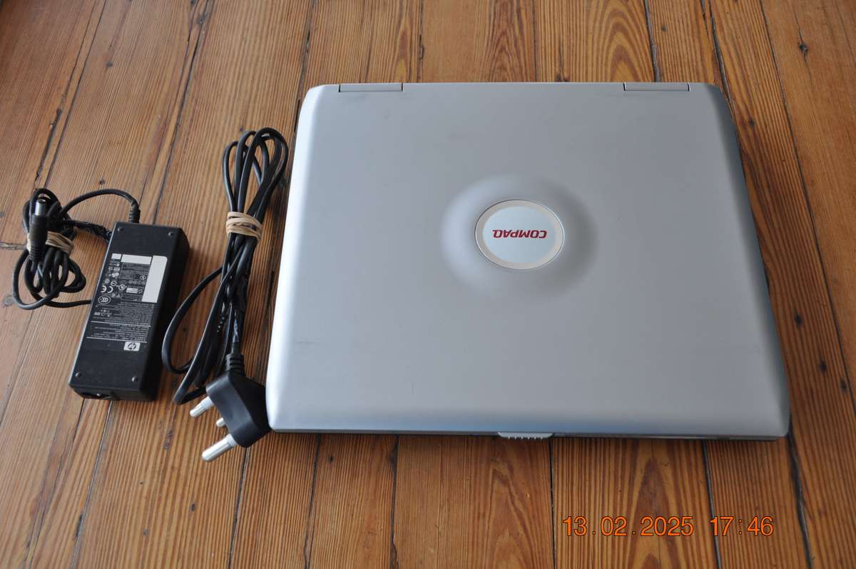 Retro Pentium 4 Compaq Laptop
