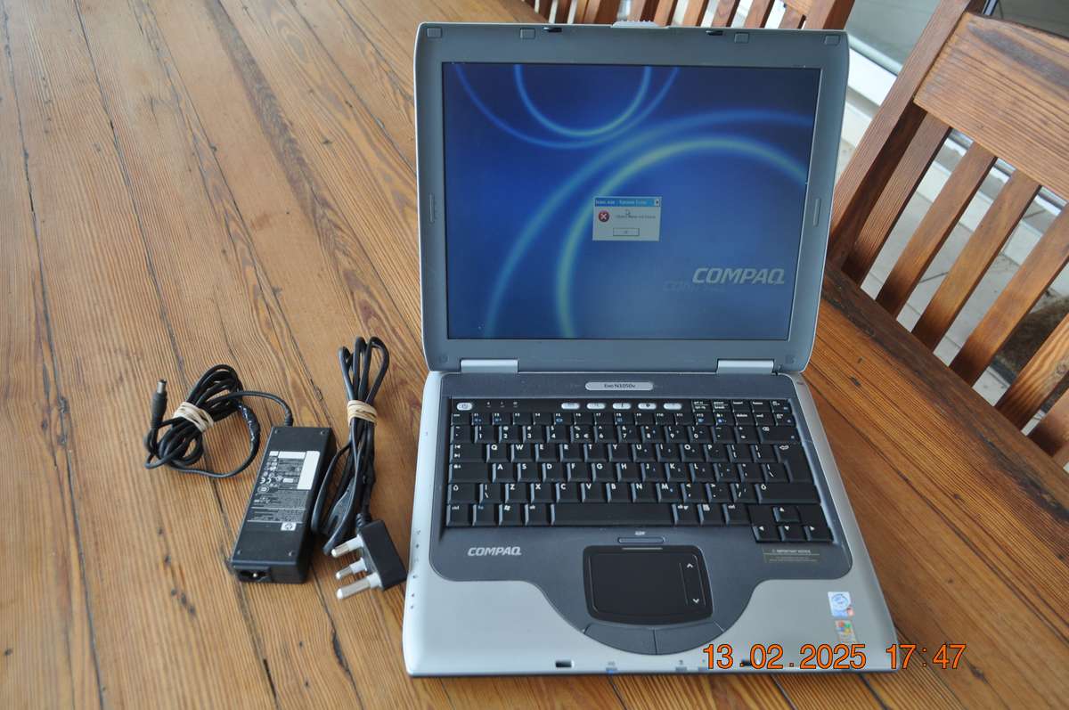 Retro Pentium 4 Compaq Laptop