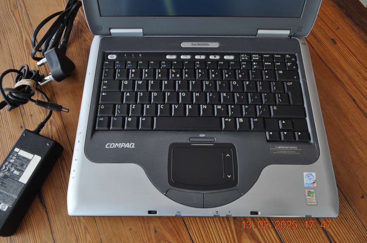 Retro Pentium 4 Compaq Laptop