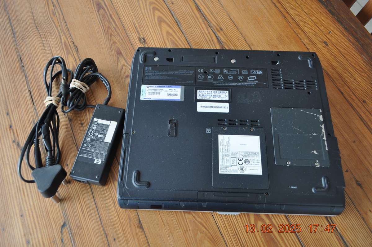 Retro Pentium 4 Compaq Laptop