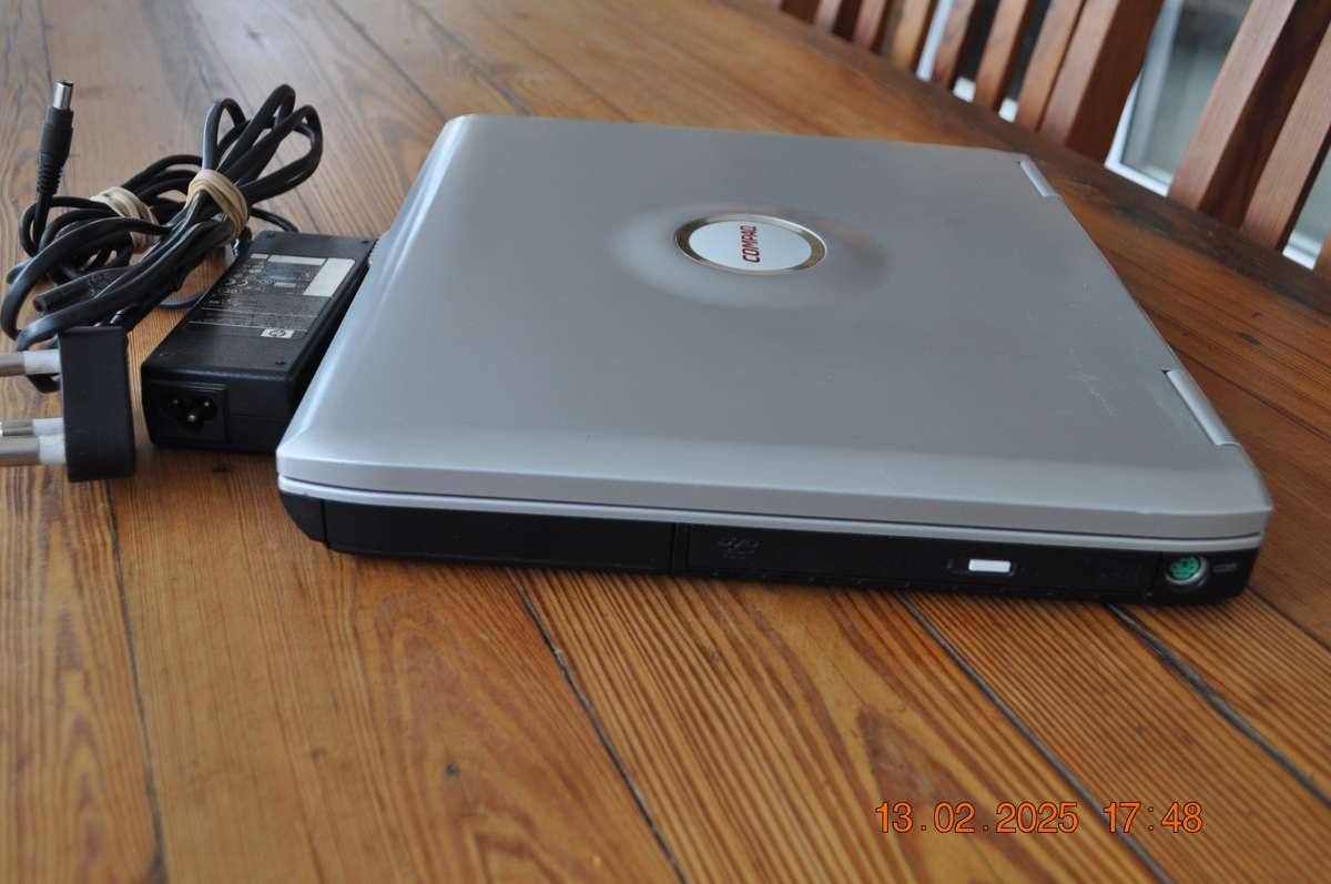 Retro Pentium 4 Compaq Laptop