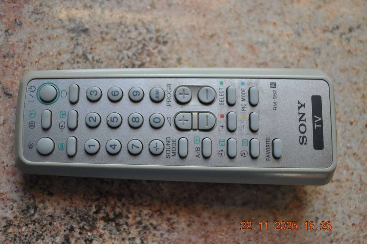 Original Sony RM-952 TV Remote Control (old school)