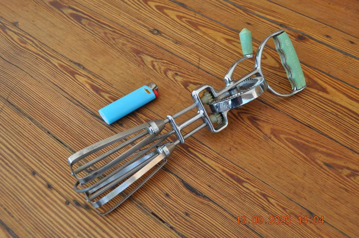 Vintage Maynard Egg Beater Hand Mixer