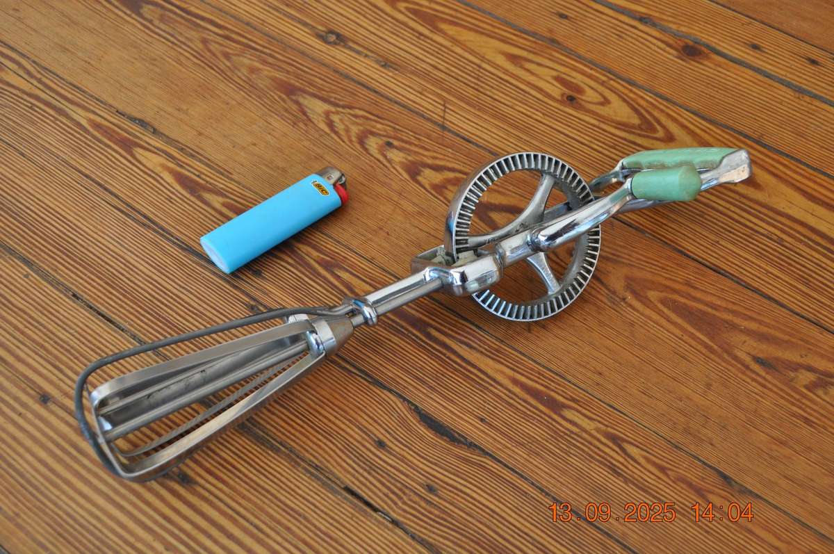 Vintage Maynard Egg Beater Hand Mixer