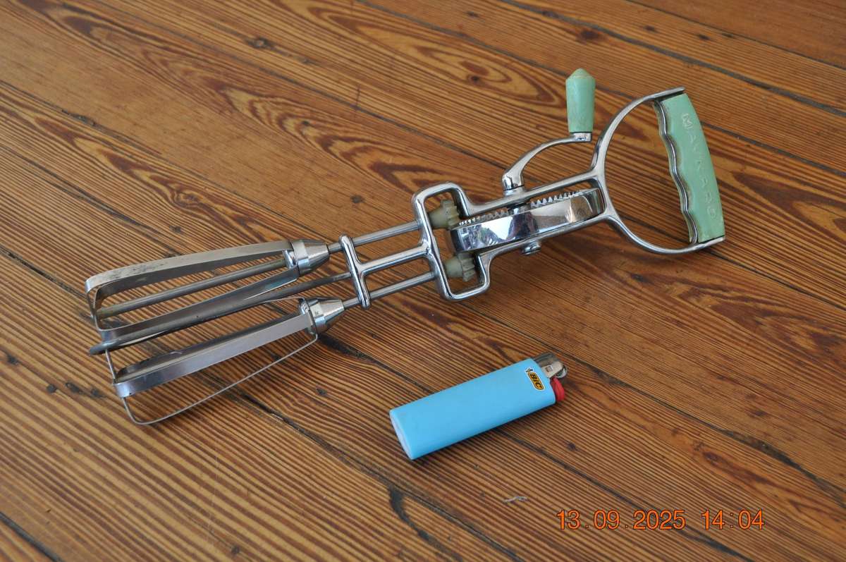 Vintage Maynard Egg Beater Hand Mixer