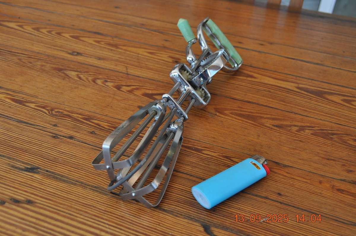 Vintage Maynard Egg Beater Hand Mixer
