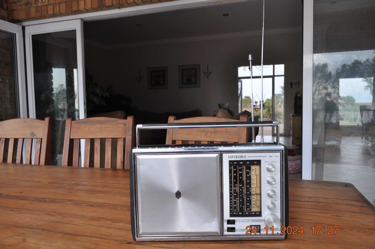 Vintage 1960s Supersonic Conqueror 5 Band Radio