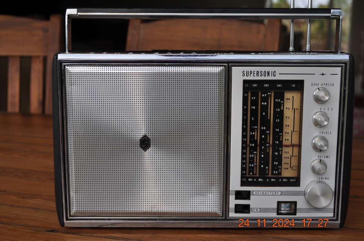 Vintage 1960s Supersonic Conqueror 5 Band Radio