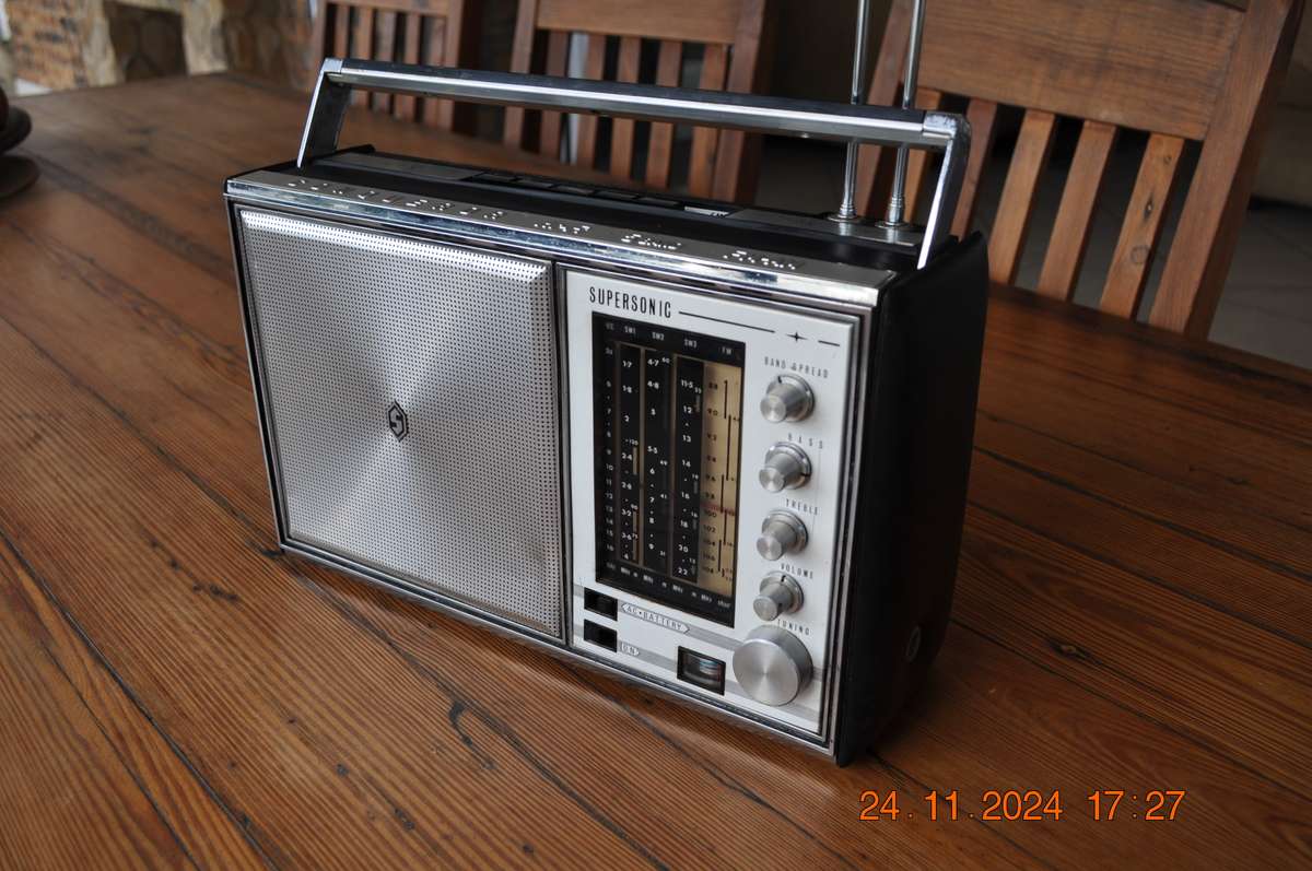 Vintage 1960s Supersonic Conqueror 5 Band Radio