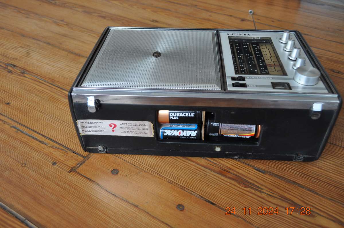 Vintage 1960s Supersonic Conqueror 5 Band Radio