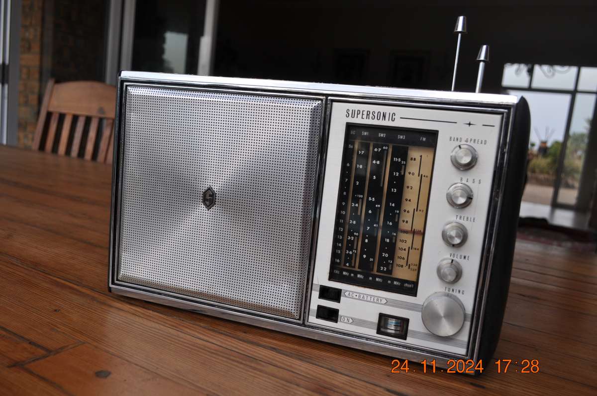 Vintage 1960s Supersonic Conqueror 5 Band Radio