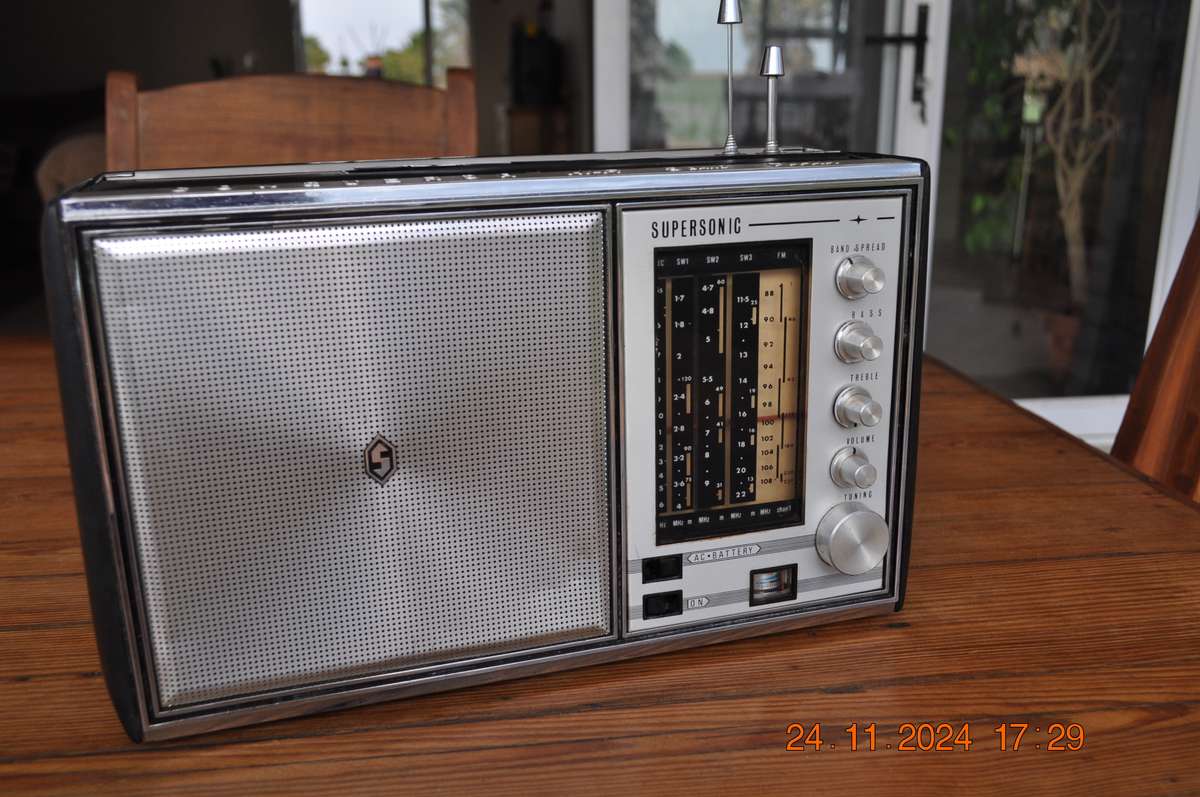 Vintage 1960s Supersonic Conqueror 5 Band Radio