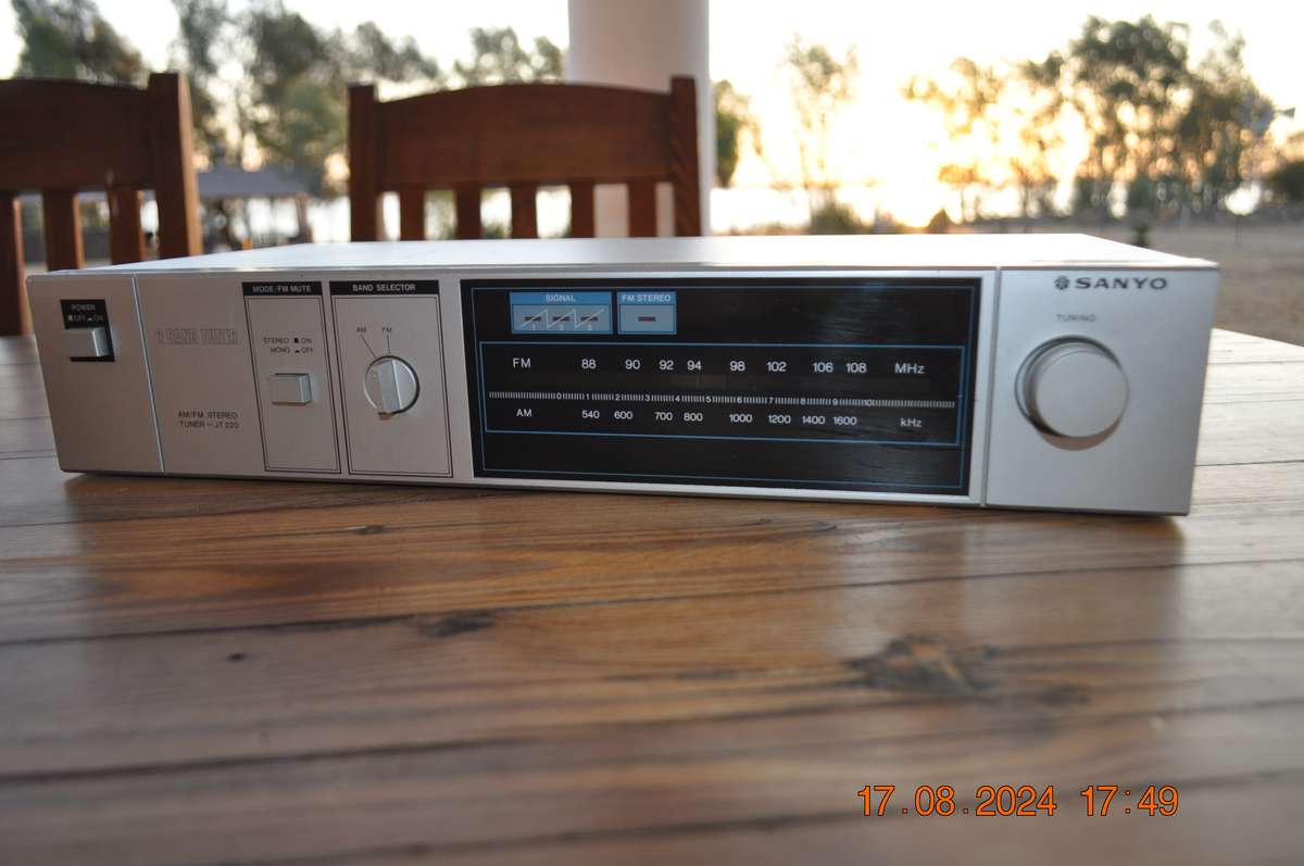 Vintage Sanyo FM AM Tuner