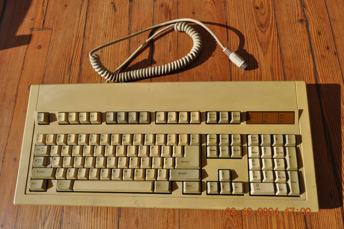 Vintage computer DIN 5 pin keyboard