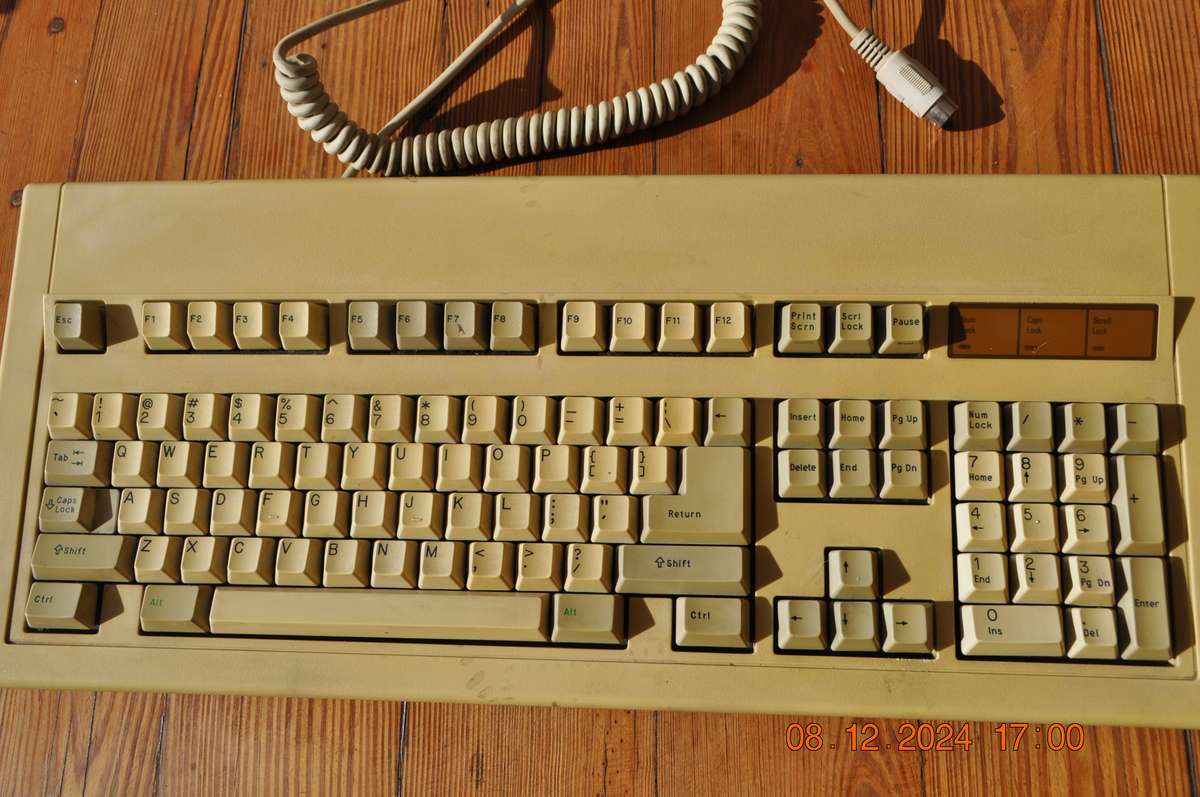 Vintage computer DIN 5 pin keyboard