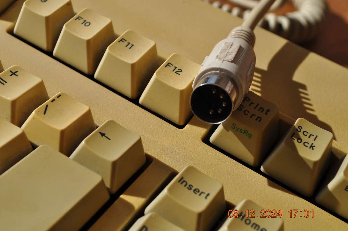 Vintage computer DIN 5 pin keyboard