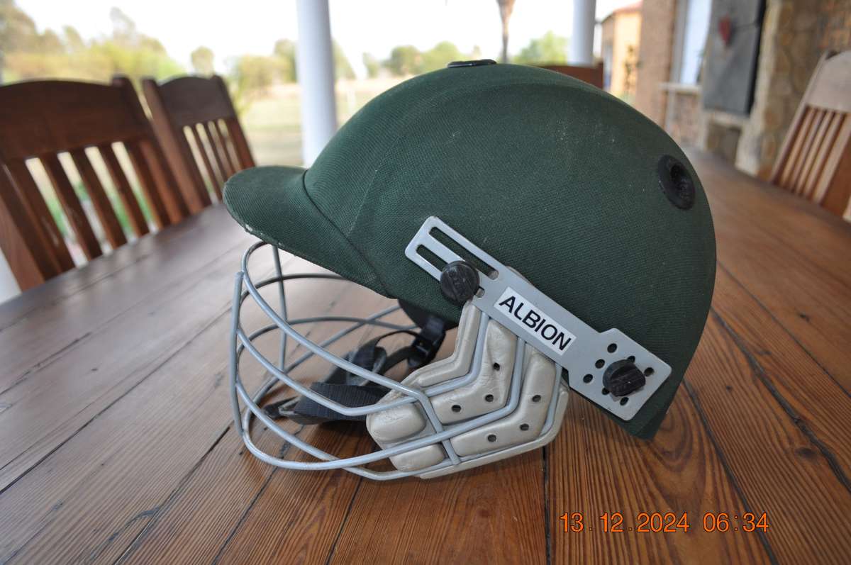 Albion Cricket Helmet (size L Xxl)