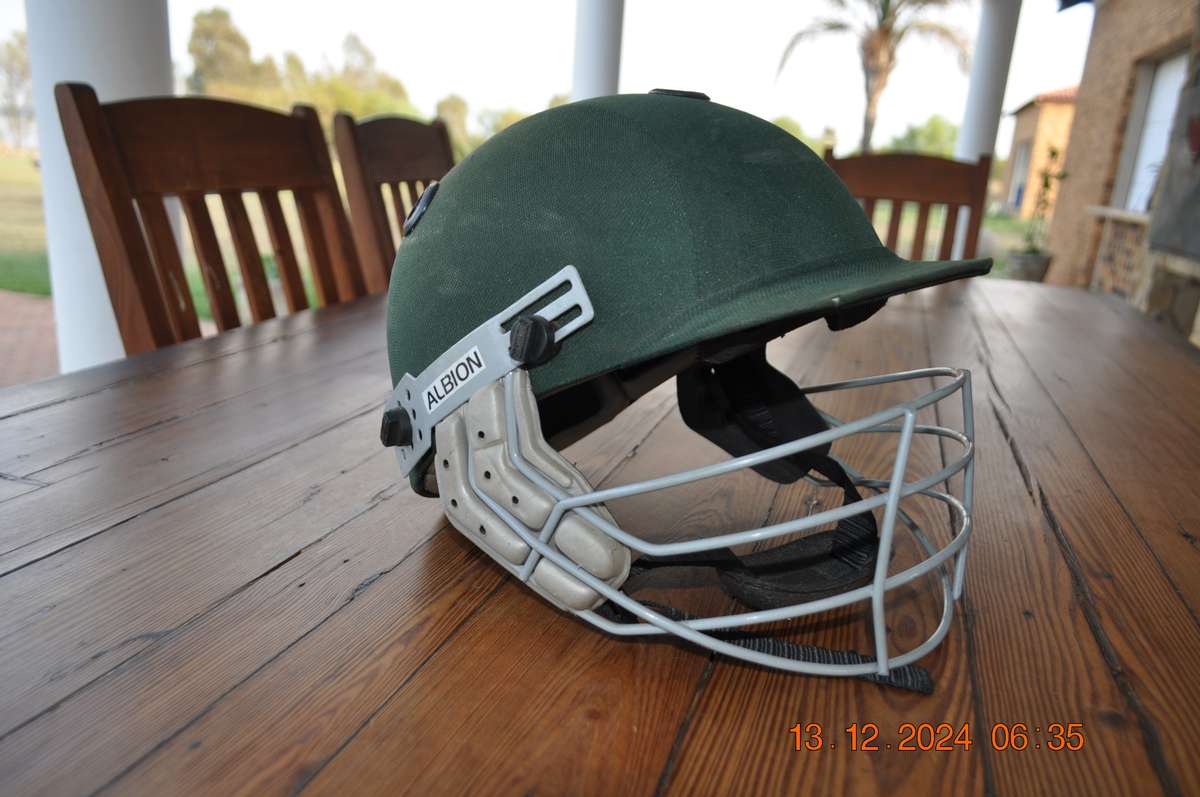 Albion Cricket Helmet (size L Xxl)