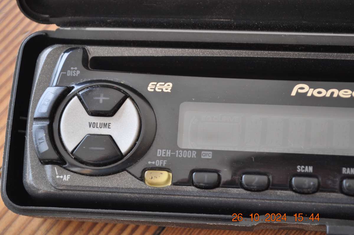 Pioneer DEH-1300R Car Radio Clip On Face