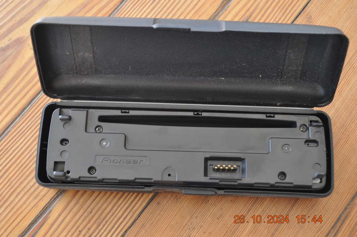 Pioneer DEH-1300R Car Radio Clip On Face