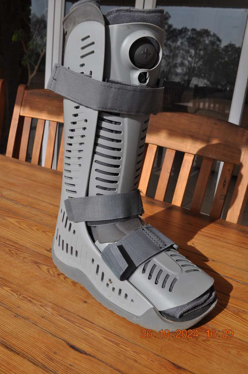 Ossur Rebound Air Walker Moon Boot Size Medium