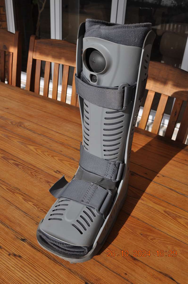 Ossur Rebound Air Walker Moon Boot Size Medium