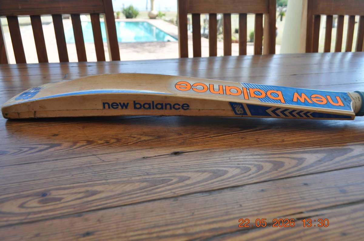 New Balance DC680 Cricket Bat (size 6)
