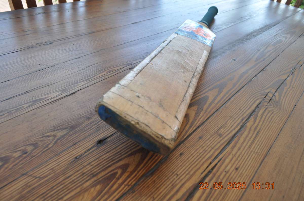 New Balance DC680 Cricket Bat (size 6)