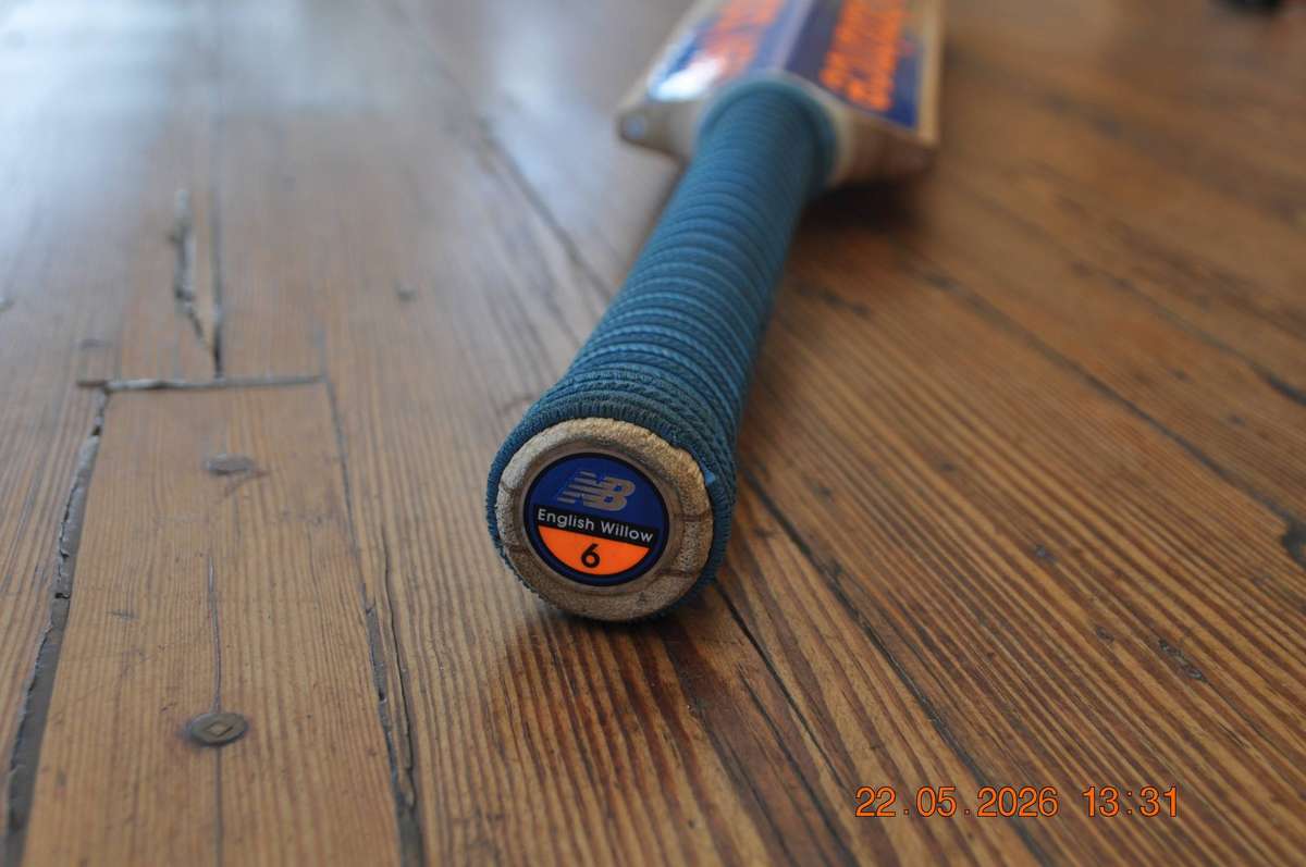 New Balance DC680 Cricket Bat (size 6)