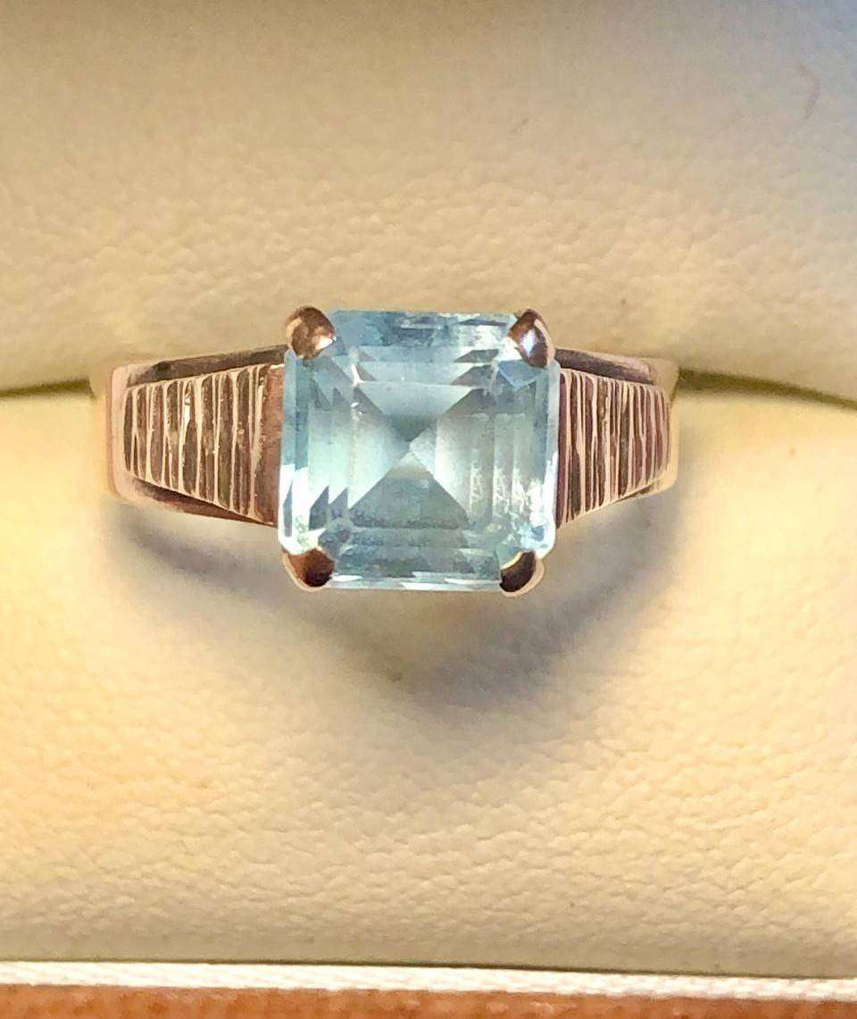 Stunning 9ct gold ring with beautiful aquamarine stone
