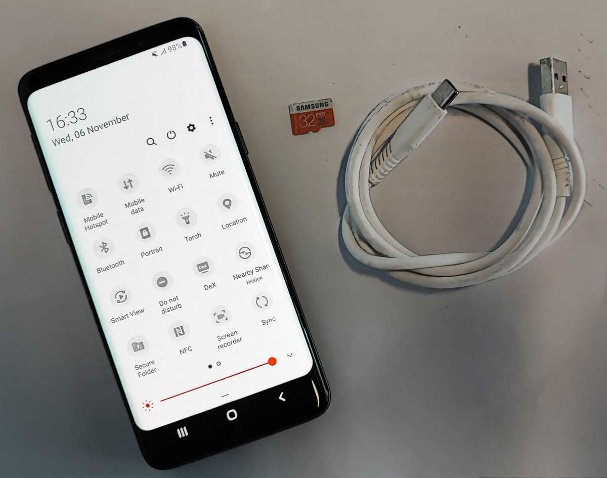 Samsung Galaxy S9 (Edge) 64GB, 32GB microSD card, read description