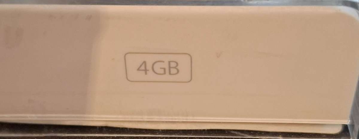 Ipod Nano 4Gb with cable