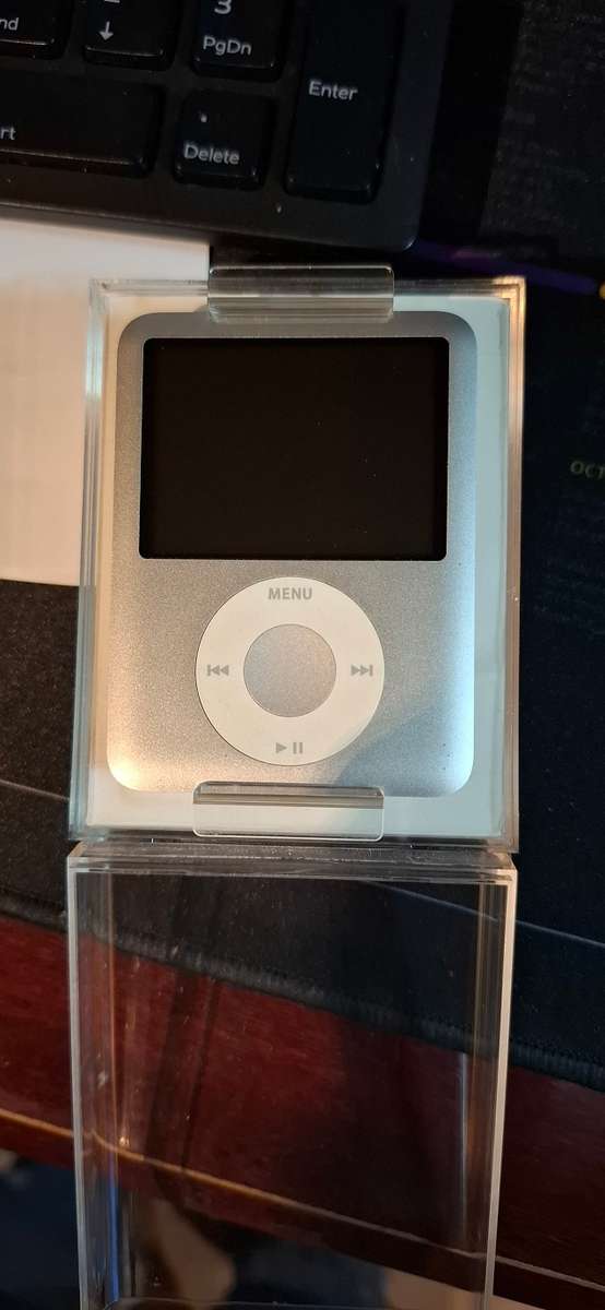 Ipod Nano 4Gb with cable