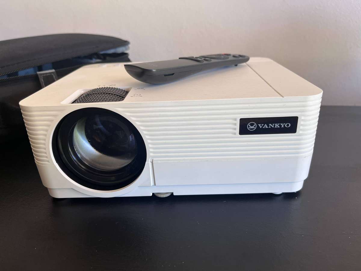 VANKYO Leisure 470 HD Projector + Carry Bag & All Accessories
