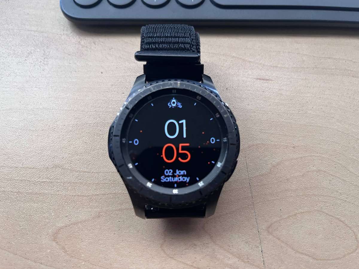 Samsung Gear S3 Smartwatch | With Charger | Rotating Bezel | Good Condition
