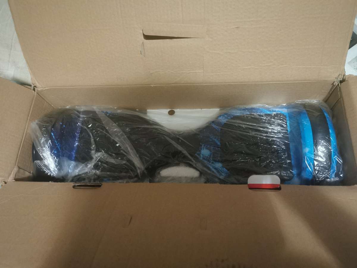 6'5 inch Hoverboard with build in Bluetooth speaker and led lights (galaxy blue)