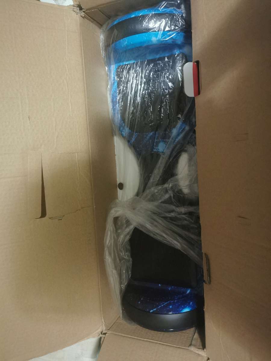 6'5 inch Hoverboard with build in Bluetooth speaker and led lights (galaxy blue)