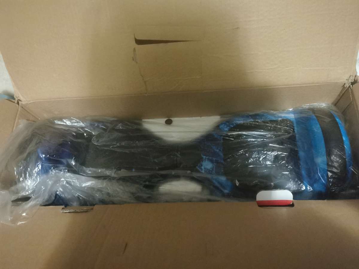 6'5 inch Hoverboard with build in Bluetooth speaker and led lights (galaxy blue)