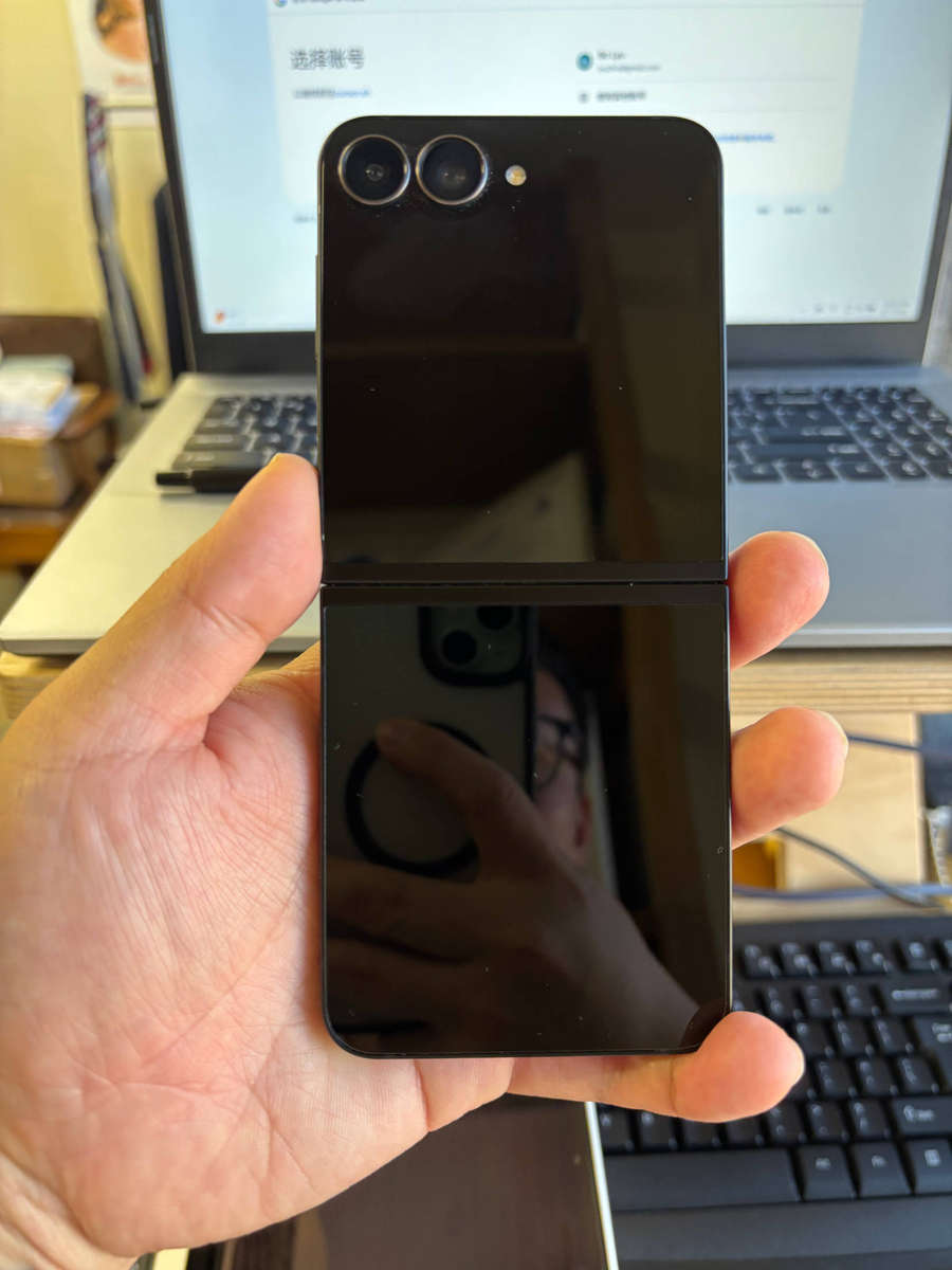 Almost New Samsung Galaxy Z Flip7 FE + clear Samsung silicone ring cover