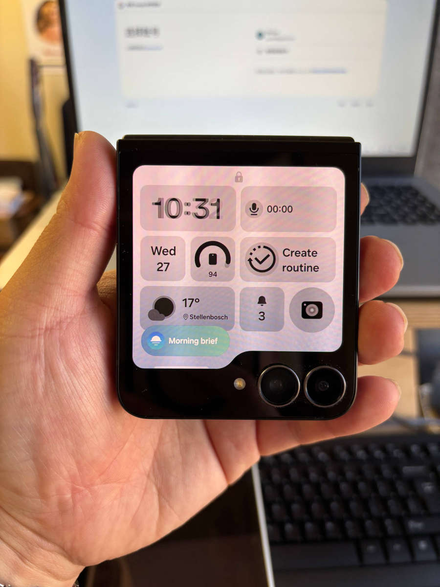 Almost New Samsung Galaxy Z Flip7 FE + clear Samsung silicone ring cover