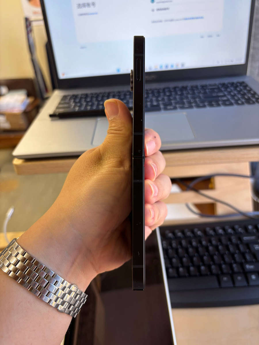 Almost New Samsung Galaxy Z Flip7 FE + clear Samsung silicone ring cover