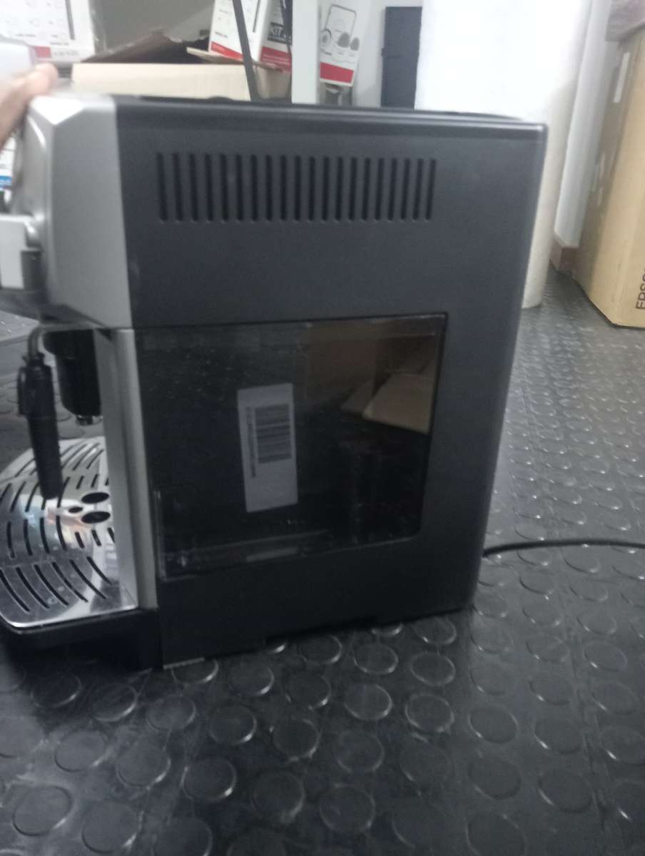 USED DELONGHI BEAN TO CUP COFFE MACHINE