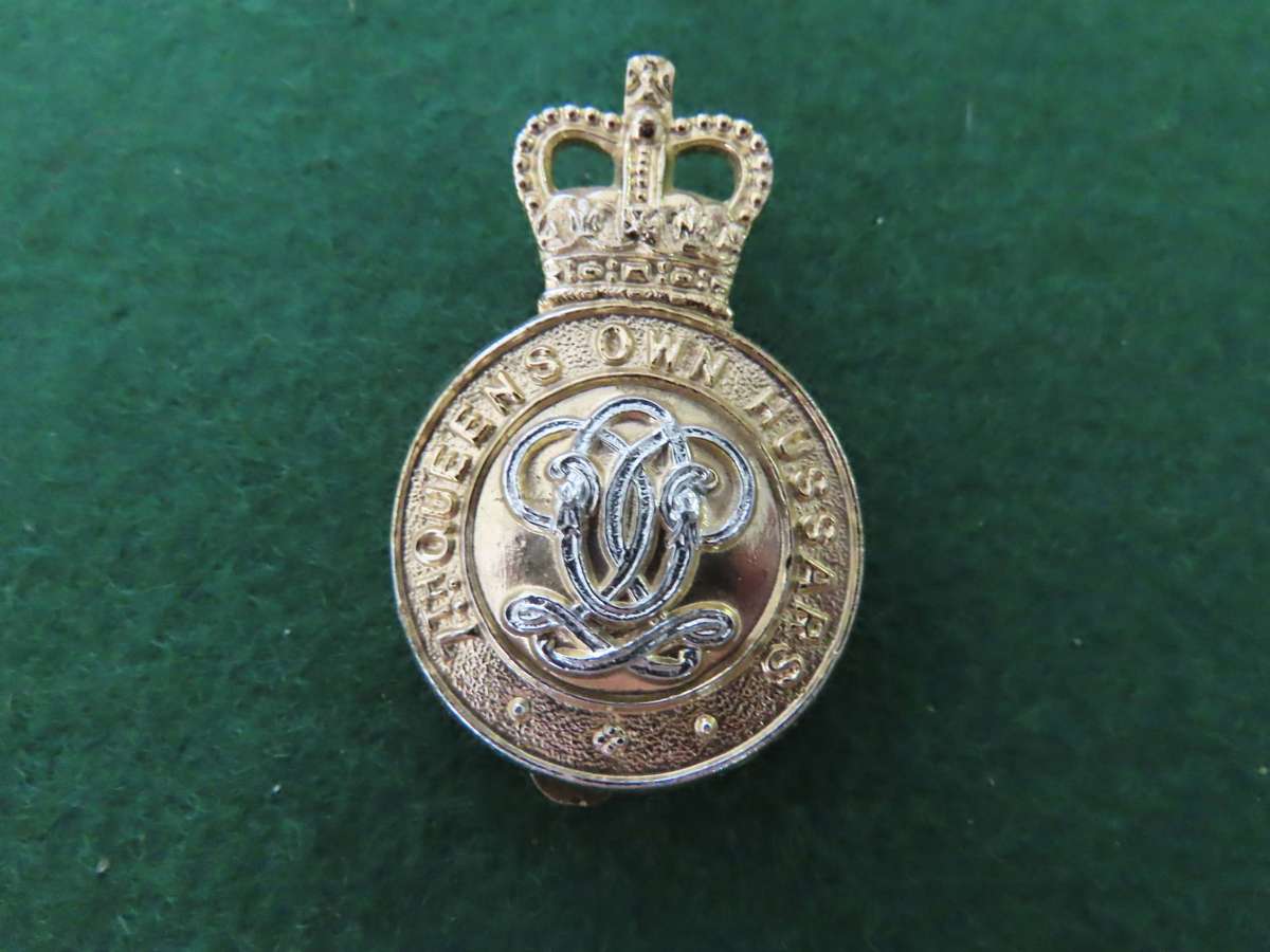 Great Britain - 7th Queens Own Hussars - Bi Metal Staybrite Cap Badge