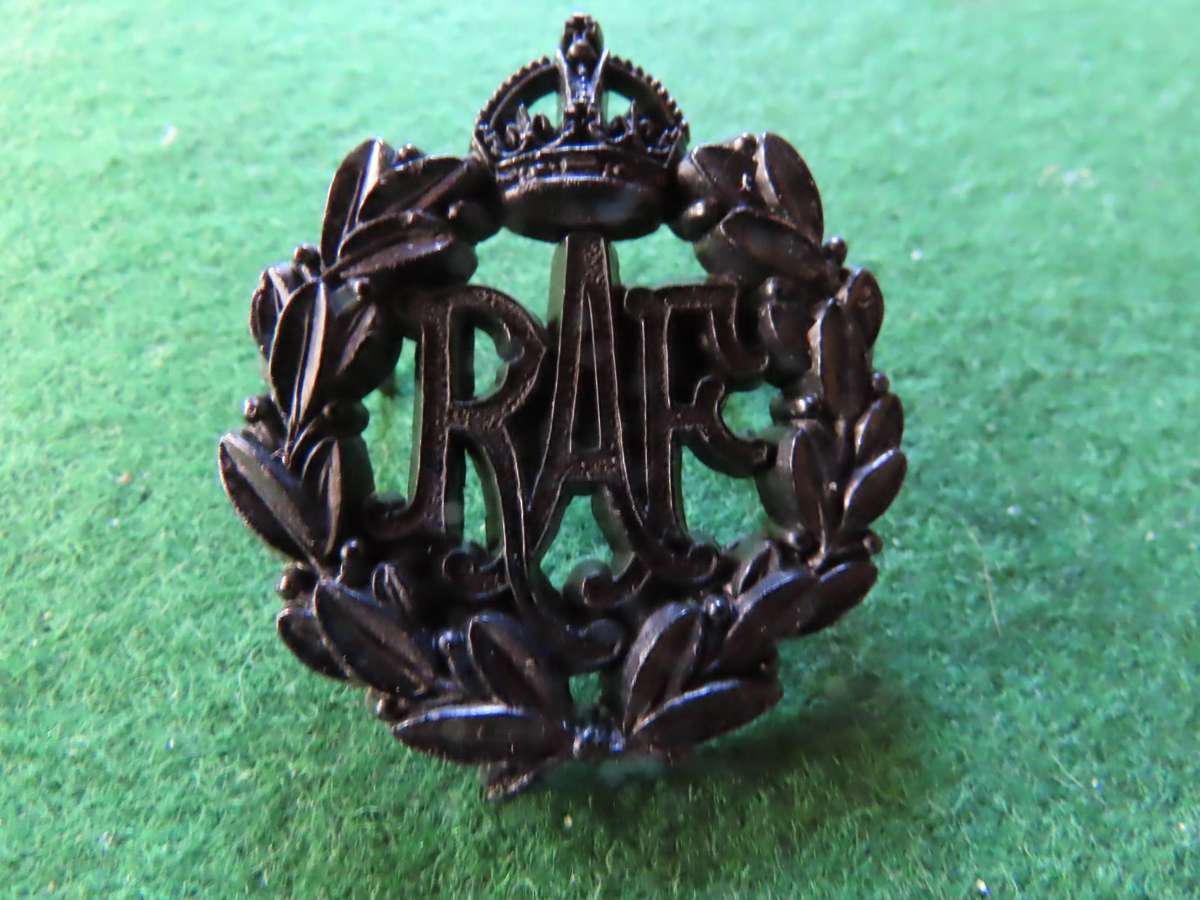 Great Britain  - Royal Air Force - WWII - Bakelite Cap Badge